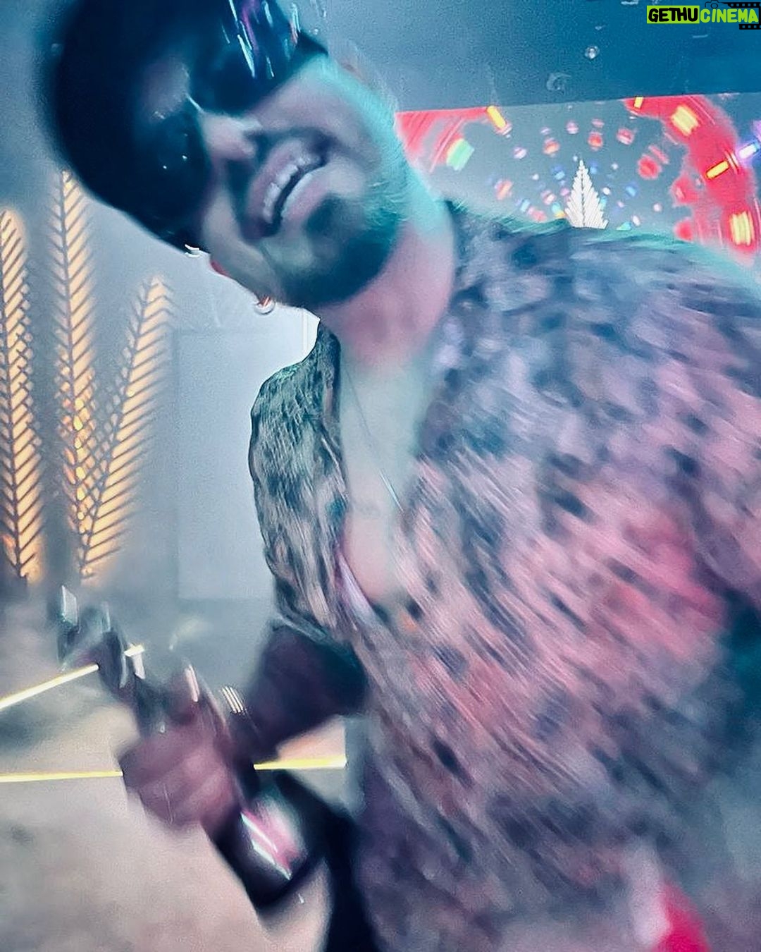 Federico Bal - 8.2K Likes - No se bien por dónde empezar a contarles lo que fue la fiesta de anoche, la fiesta de nuestra tv.
Recién ahora estoy pudiendo contestar la cantidad de mensajes y saludos que me mandaron. Poder ver en un mismo lugar a toda esta gente que ama hacer televisión, sentir el cariño de los colegas y poder levantar mi primer martin fierro es un momento que va a quedar para siempre en mi corazon. Gracias aptra por hacernos vivir una noche alucinante. Gracias @restodelmundo13 y toda la familia de @3defebrerovision que me permiten divertirme y crecer como conductor. Gracias a @elchuecosuar @pablocodevilla @fernandezcoco10 y toda la gente de @eltrecetv por el lugar y el cariño. Y a ustedes claro, del otro lado por hacerlo posible. Como dije ayer, cuando viajar presencialmente se nos hace cada vez más difícil, hacerlo juntos con este programa nos da muchísimo amor y energía para seguir buscando mejorar. Les dejo unas capturas del amor. No puedo estar más feliz, gracias de verdad.
#MartinFierro2023
.
.
.
.
Total look @aynotdead
Make up @christapia_mua
Hairstyle @peluqueria_il_figaro
