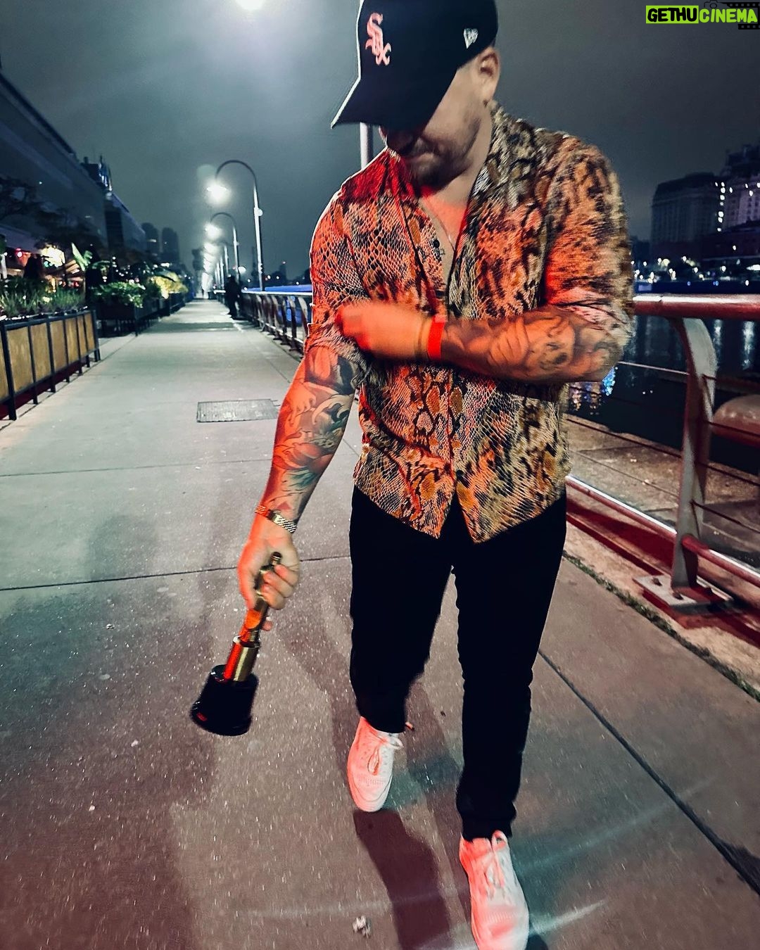 Federico Bal - 8.2K Likes - No se bien por dónde empezar a contarles lo que fue la fiesta de anoche, la fiesta de nuestra tv.
Recién ahora estoy pudiendo contestar la cantidad de mensajes y saludos que me mandaron. Poder ver en un mismo lugar a toda esta gente que ama hacer televisión, sentir el cariño de los colegas y poder levantar mi primer martin fierro es un momento que va a quedar para siempre en mi corazon. Gracias aptra por hacernos vivir una noche alucinante. Gracias @restodelmundo13 y toda la familia de @3defebrerovision que me permiten divertirme y crecer como conductor. Gracias a @elchuecosuar @pablocodevilla @fernandezcoco10 y toda la gente de @eltrecetv por el lugar y el cariño. Y a ustedes claro, del otro lado por hacerlo posible. Como dije ayer, cuando viajar presencialmente se nos hace cada vez más difícil, hacerlo juntos con este programa nos da muchísimo amor y energía para seguir buscando mejorar. Les dejo unas capturas del amor. No puedo estar más feliz, gracias de verdad.
#MartinFierro2023
.
.
.
.
Total look @aynotdead
Make up @christapia_mua
Hairstyle @peluqueria_il_figaro