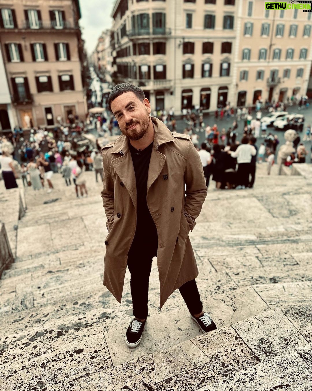 Federico Bal - 7.6K Likes - R O M A ♥️
Podría decir tanto de esta ciudad, de su gente, sus comidas, sus calles, los amigos, la noche. Pero prefiero subir estas fotos que hablan solas, a modo de adelanto de lo que verán en unas semanas por @restodelmundo13 ! Volvemos a casa, pero con una valija repleta de anécdotas 🥹🇮🇹♥️