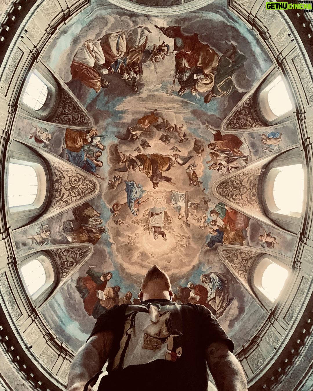 Federico Bal - 7.6K Likes - R O M A ♥️
Podría decir tanto de esta ciudad, de su gente, sus comidas, sus calles, los amigos, la noche. Pero prefiero subir estas fotos que hablan solas, a modo de adelanto de lo que verán en unas semanas por @restodelmundo13 ! Volvemos a casa, pero con una valija repleta de anécdotas 🥹🇮🇹♥️