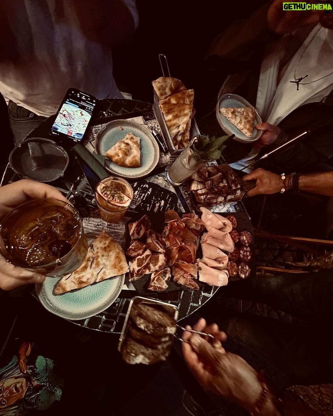 Federico Bal - 7.6K Likes - R O M A ♥️
Podría decir tanto de esta ciudad, de su gente, sus comidas, sus calles, los amigos, la noche. Pero prefiero subir estas fotos que hablan solas, a modo de adelanto de lo que verán en unas semanas por @restodelmundo13 ! Volvemos a casa, pero con una valija repleta de anécdotas 🥹🇮🇹♥️