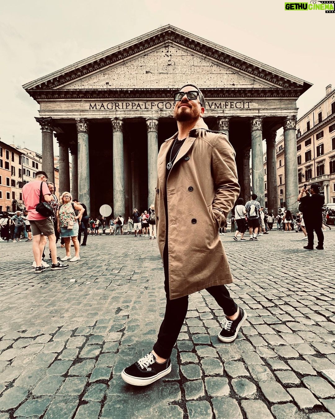 Federico Bal - 7.6K Likes - R O M A ♥️
Podría decir tanto de esta ciudad, de su gente, sus comidas, sus calles, los amigos, la noche. Pero prefiero subir estas fotos que hablan solas, a modo de adelanto de lo que verán en unas semanas por @restodelmundo13 ! Volvemos a casa, pero con una valija repleta de anécdotas 🥹🇮🇹♥️