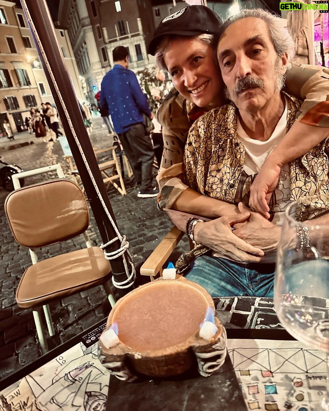 Federico Bal - 7.6K Likes - R O M A ♥️
Podría decir tanto de esta ciudad, de su gente, sus comidas, sus calles, los amigos, la noche. Pero prefiero subir estas fotos que hablan solas, a modo de adelanto de lo que verán en unas semanas por @restodelmundo13 ! Volvemos a casa, pero con una valija repleta de anécdotas 🥹🇮🇹♥️