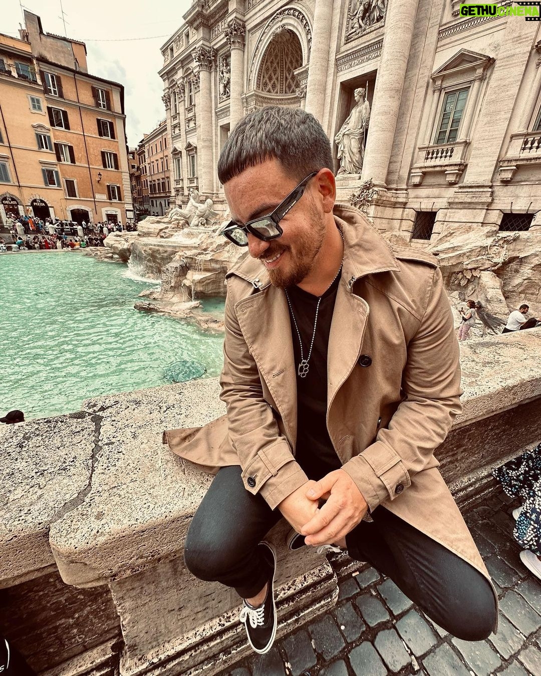 Federico Bal - 7.6K Likes - R O M A ♥️
Podría decir tanto de esta ciudad, de su gente, sus comidas, sus calles, los amigos, la noche. Pero prefiero subir estas fotos que hablan solas, a modo de adelanto de lo que verán en unas semanas por @restodelmundo13 ! Volvemos a casa, pero con una valija repleta de anécdotas 🥹🇮🇹♥️
