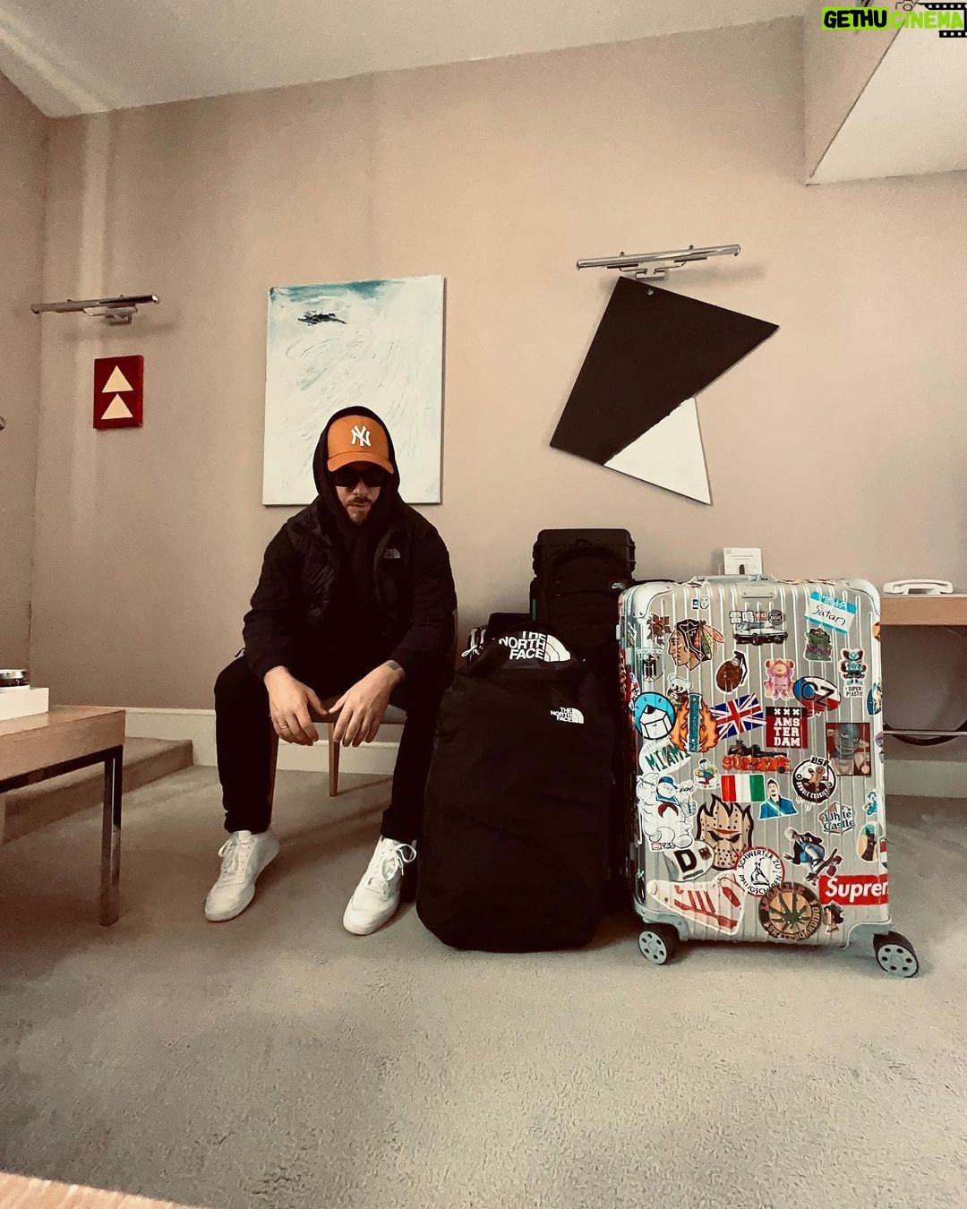 Federico Bal - 7.6K Likes - R O M A ♥️
Podría decir tanto de esta ciudad, de su gente, sus comidas, sus calles, los amigos, la noche. Pero prefiero subir estas fotos que hablan solas, a modo de adelanto de lo que verán en unas semanas por @restodelmundo13 ! Volvemos a casa, pero con una valija repleta de anécdotas 🥹🇮🇹♥️