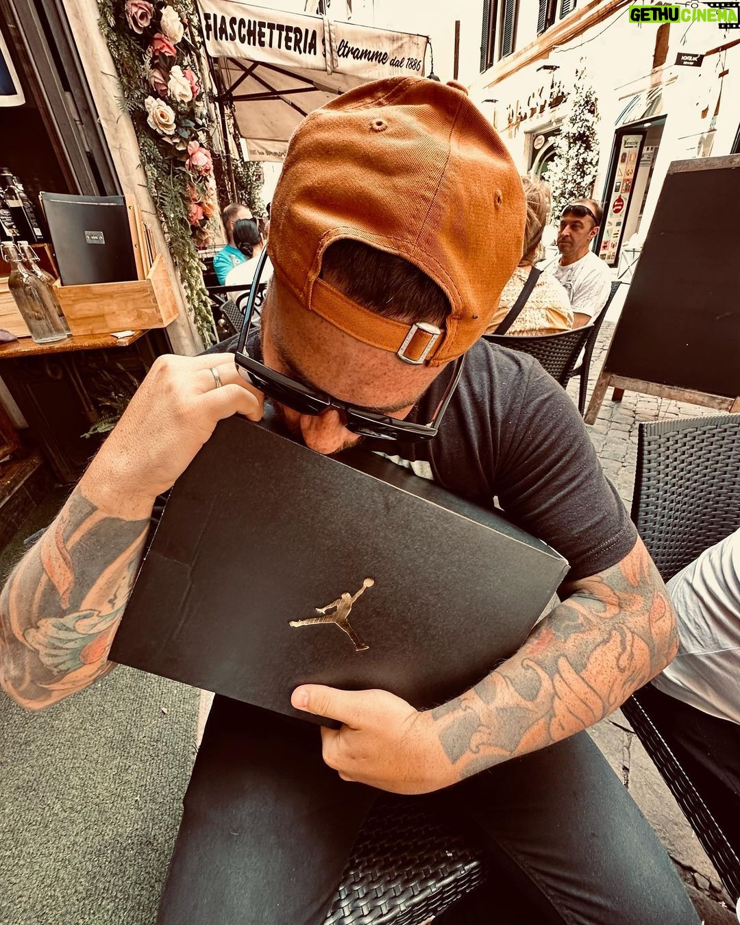 Federico Bal - 7.6K Likes - R O M A ♥️
Podría decir tanto de esta ciudad, de su gente, sus comidas, sus calles, los amigos, la noche. Pero prefiero subir estas fotos que hablan solas, a modo de adelanto de lo que verán en unas semanas por @restodelmundo13 ! Volvemos a casa, pero con una valija repleta de anécdotas 🥹🇮🇹♥️
