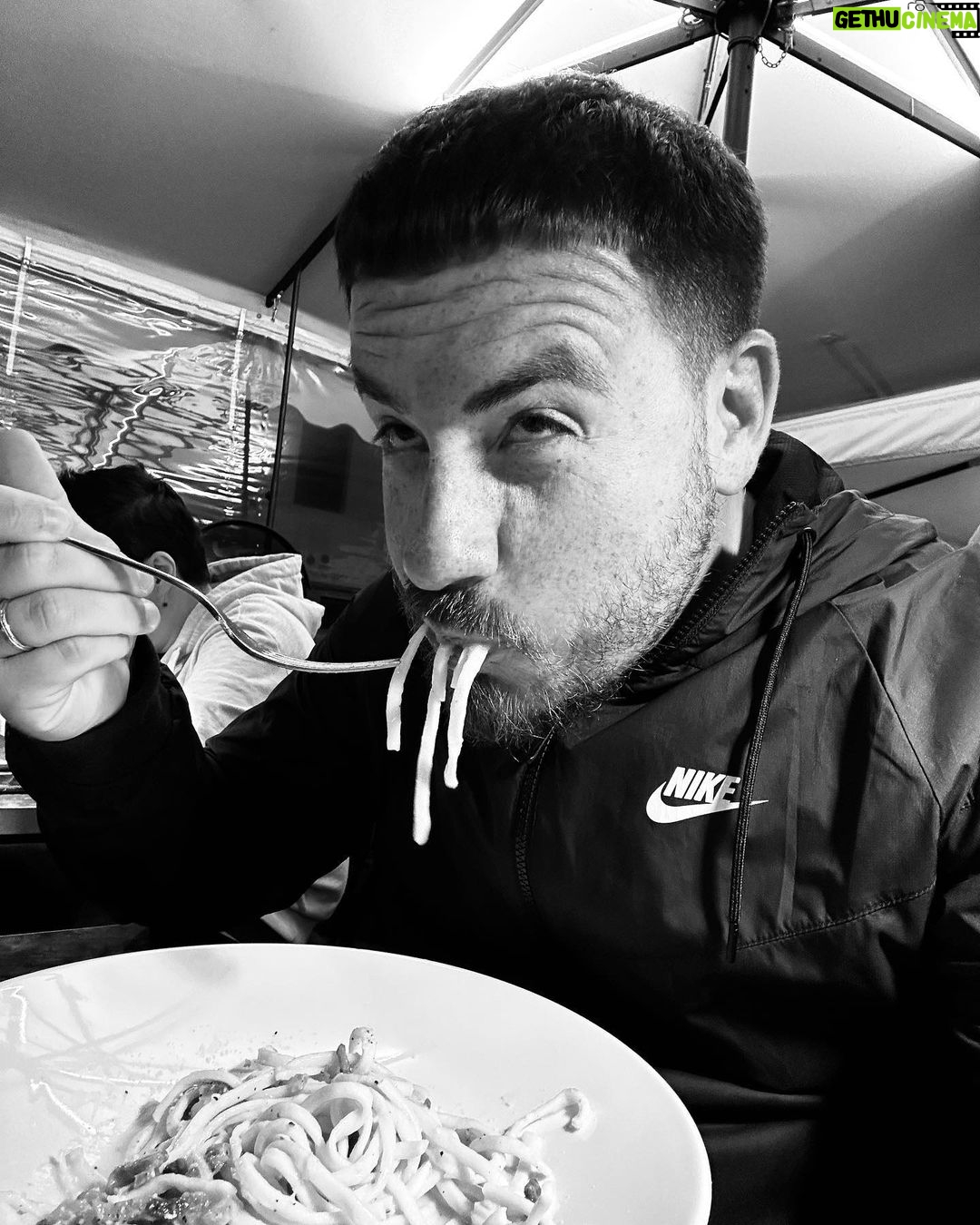 Federico Bal - 7.6K Likes - R O M A ♥️
Podría decir tanto de esta ciudad, de su gente, sus comidas, sus calles, los amigos, la noche. Pero prefiero subir estas fotos que hablan solas, a modo de adelanto de lo que verán en unas semanas por @restodelmundo13 ! Volvemos a casa, pero con una valija repleta de anécdotas 🥹🇮🇹♥️