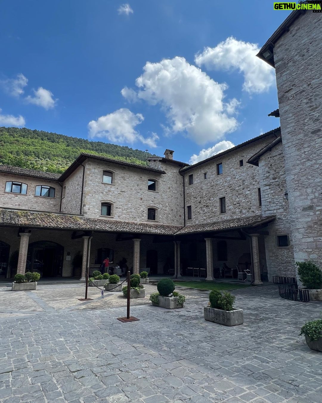 Federico Bal Instagram - Quiero dejarles unas fotos de lo que fue nuestro paso por Buggio. Es realmente Impresionante, el mejor hotel en el corazón Italiano! Pileta, Paddle, Spa… de todo! El Hotel Park ai Cappuccino tiene cuartos muy cómodos y un desayuno completisimo! Muchas gracias @hotelcappuccini volveremos! Gubbio, Umbria, Italy