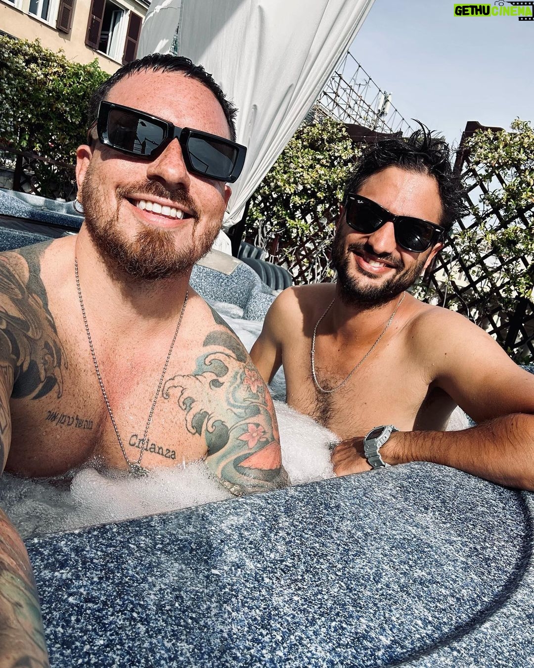 Federico Bal - 11.1K Likes - Les dejo unas postales desde Génova, la tierra de mis ancestros, de los Barbieri. Una visita emocionante a la tierra madre de muchos argentinos. Pronto lo verán en @restodelmundo13 !
Seguimos recorriendo Italia, más feliz no puedo estar 🇮🇹🤯♥️🫶🏻✈️