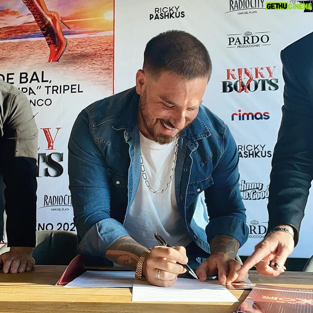 Federico Bal - 5.8K Likes - Vuelve Lola, vuelve @kinkyargentina ! Esta vez en mi mar del plata querida, con un elenco nuevo y con la incorporación de este tipo que tanto admiro! Vamos a por todo @tripa_german ! Y todavía nos falta contarles la incorporación de una gran figura en el papel de Lauren, van a amarla! Gracias @miguel.pardok @pardoproduccionesok por hacer todo esto posible y @rickypashkus @rimasproducciones por darme esta oportunidad enorme para mi carrera por segunda vez! En semanas arrancamos los ensayos de este tanque que es “Kinky Boots”. Nos vemos a partir del 2/1/24 en el Radiocity @centrodeartemdp no te la pierdas!
.
.
.
Ph @maderenaudier
