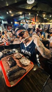 Federico Bal Instagram - No se si es una genialidad o una terrible idiotez. Pero salió ese contenido desde el mejor grill de Texas. No pueden dejar de pasar por @terryblacks_bbq 😍 Te amo Austin, es muy por acá. Austin, Texas