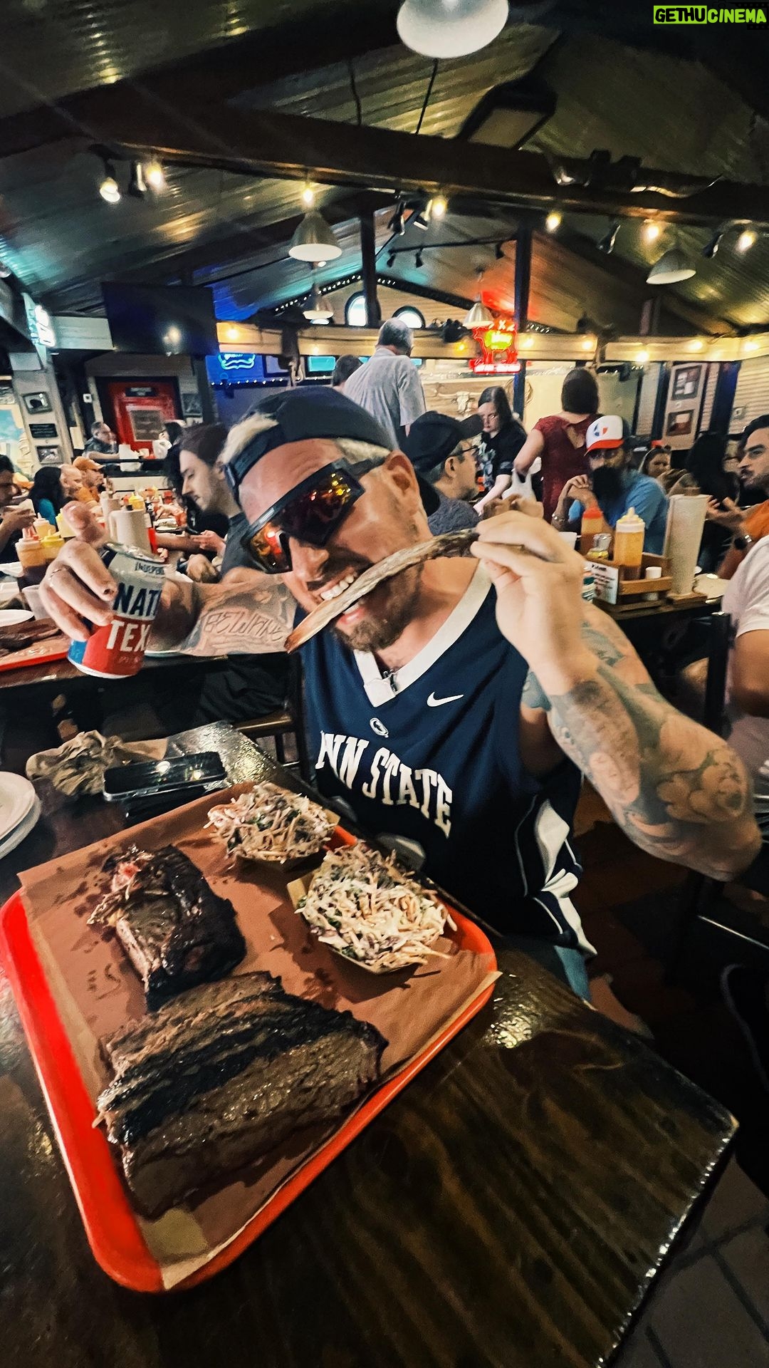 Federico Bal Instagram - No se si es una genialidad o una terrible idiotez. Pero salió ese contenido desde el mejor grill de Texas. No pueden dejar de pasar por @terryblacks_bbq 😍 Te amo Austin, es muy por acá. Austin, Texas