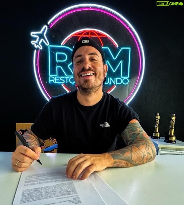 Federico Bal - 7.9K Likes - Tengo algo hermoso para contarles desde hace unos días y recién ahora puedo! Vuelvo a estar al frente del mejor trabajo del mundo! Otra vez voy a conducir @restodelmundo13 y no puedo más de la emoción!
A partir del próximo domingo por @eltrecetv vuelve el programa de viajes más amado por los Argentinos! Vuelve RDM en su temporada número 21! Es un honor para mí estar al frente de este maravilloso programa por tercer año consecutivo! Más aventuras, más viajes, mas comidas, más risas y mucha más diversión! Desde el próximo domingo acompáñanos antes de arrancar la semana conociendo los lugares más lindos del mundo!
#RDM #RestoDelMundo #ElTrece #Estreno #Viajar