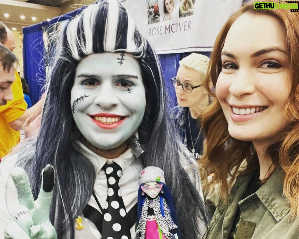 Felicia Day Instagram - What a weekend at @ricomicconofficial! Met amazing lovely people behind and in front of the scenes!!!