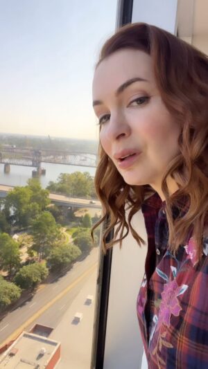 Felicia Day Instagram - I’ll see you in Little Rock. If I ever come out of my room. #feliciaday #comicon #biscuits #grief