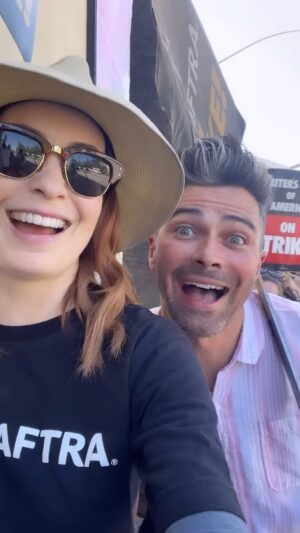 Felicia Day Instagram - Amazing day on the strike lines with the cast and crew of #SPN! Thanks to all the fans for turning out to support and @erickripke1 for arranging! #sagaftrastrong #spn #feliciaday