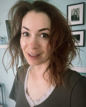 Felicia Day Instagram - I streamed video games for 12 hours yesterday. We raised over 10k for @papayagorescue. But my butttttttt (also @itswilwheaton beat this morning hair)