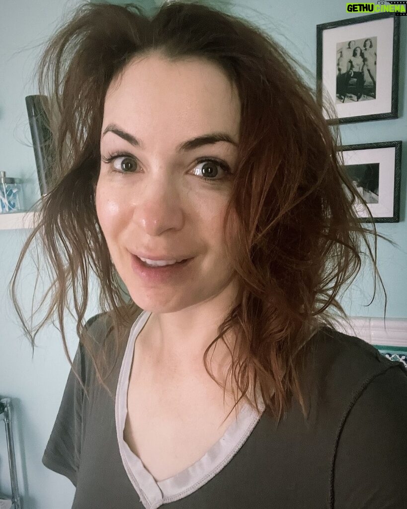 Felicia Day Instagram - I streamed video games for 12 hours yesterday. We raised over 10k for @papayagorescue. But my butttttttt (also @itswilwheaton beat this morning hair)
