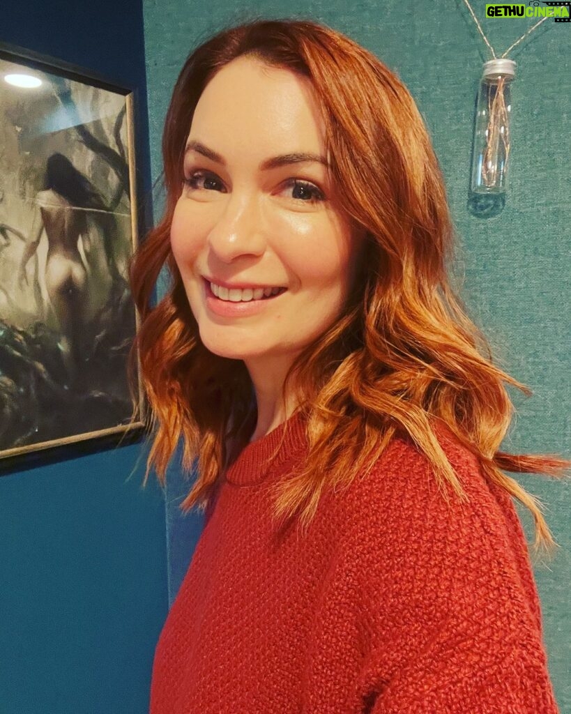 Felicia Day Instagram - Love a day I can wear a good sweater!