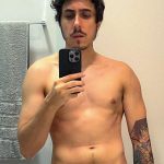 Felipe Castanhari Instagram – Aos poucos o brilho vai voltando ✨

Eu não sou muito de compartilhar minha vida pessoal porque acredito que vocês me sigam muito mais pelo meu conteúdo, mas a verdade é que estive muito doente nos últimos anos, por isso a diminuição nos videos e posts… não vou mentir, foi muito difícil, principalmente porque eu não me reconhecia mais, me arrastava para fazer as tarefas mais simples, e o pior, ainda estava sendo negligente com pessoas que eu amo. Bem, aos poucos estou retomando minha vida, cuidando da minha alimentação, corpo e principalmente da minha mente com ajuda da terapia. Resumindo, se você gosta de mim ou do meu conteúdo, saiba que finalmente estou saindo desse buraco que eu mesmo cavei ❤️

Uma consequência direta da minha melhora é o Canal Nostalgia, que também vai voltar com tudo no Youtube esse ano🔥
Estamos produzindo um documentário sobre a Guerra da Coreia, e também um novo projeto que vai misturar animação, história e o nosso amado @guilhermebriggs. Além disso, finalmente vou conseguir trazer a vida o meu desenho animado, um projeto que venho desenvolvendo ha dois anos e que não vejo a hora de mostrar para vocês. É isso, vamos pra cima e obrigado todos que torcem por mim, vocês também são responsáveis pela minha recuperação 👃🏻👊🏻