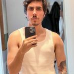 Felipe Castanhari Instagram – Aos poucos o brilho vai voltando ✨

Eu não sou muito de compartilhar minha vida pessoal porque acredito que vocês me sigam muito mais pelo meu conteúdo, mas a verdade é que estive muito doente nos últimos anos, por isso a diminuição nos videos e posts… não vou mentir, foi muito difícil, principalmente porque eu não me reconhecia mais, me arrastava para fazer as tarefas mais simples, e o pior, ainda estava sendo negligente com pessoas que eu amo. Bem, aos poucos estou retomando minha vida, cuidando da minha alimentação, corpo e principalmente da minha mente com ajuda da terapia. Resumindo, se você gosta de mim ou do meu conteúdo, saiba que finalmente estou saindo desse buraco que eu mesmo cavei ❤️

Uma consequência direta da minha melhora é o Canal Nostalgia, que também vai voltar com tudo no Youtube esse ano🔥
Estamos produzindo um documentário sobre a Guerra da Coreia, e também um novo projeto que vai misturar animação, história e o nosso amado @guilhermebriggs. Além disso, finalmente vou conseguir trazer a vida o meu desenho animado, um projeto que venho desenvolvendo ha dois anos e que não vejo a hora de mostrar para vocês. É isso, vamos pra cima e obrigado todos que torcem por mim, vocês também são responsáveis pela minha recuperação 👃🏻👊🏻