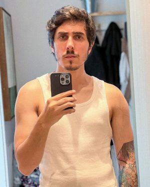 Felipe Castanhari Instagram - Aos poucos o brilho vai voltando ✨

Eu não sou muito de compartilhar minha vida pessoal porque acredito que vocês me sigam muito mais pelo meu conteúdo, mas a verdade é que estive muito doente nos últimos anos, por isso a diminuição nos videos e posts… não vou mentir, foi muito difícil, principalmente porque eu não me reconhecia mais, me arrastava para fazer as tarefas mais simples, e o pior, ainda estava sendo negligente com pessoas que eu amo. Bem, aos poucos estou retomando minha vida, cuidando da minha alimentação, corpo e principalmente da minha mente com ajuda da terapia. Resumindo, se você gosta de mim ou do meu conteúdo, saiba que finalmente estou saindo desse buraco que eu mesmo cavei ❤️

Uma consequência direta da minha melhora é o Canal Nostalgia, que também vai voltar com tudo no Youtube esse ano🔥
Estamos produzindo um documentário sobre a Guerra da Coreia, e também um novo projeto que vai misturar animação, história e o nosso amado @guilhermebriggs. Além disso, finalmente vou conseguir trazer a vida o meu desenho animado, um projeto que venho desenvolvendo ha dois anos e que não vejo a hora de mostrar para vocês. É isso, vamos pra cima e obrigado todos que torcem por mim, vocês também são responsáveis pela minha recuperação 👃🏻👊🏻