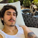 Felipe Castanhari Instagram – Aos poucos o brilho vai voltando ✨

Eu não sou muito de compartilhar minha vida pessoal porque acredito que vocês me sigam muito mais pelo meu conteúdo, mas a verdade é que estive muito doente nos últimos anos, por isso a diminuição nos videos e posts… não vou mentir, foi muito difícil, principalmente porque eu não me reconhecia mais, me arrastava para fazer as tarefas mais simples, e o pior, ainda estava sendo negligente com pessoas que eu amo. Bem, aos poucos estou retomando minha vida, cuidando da minha alimentação, corpo e principalmente da minha mente com ajuda da terapia. Resumindo, se você gosta de mim ou do meu conteúdo, saiba que finalmente estou saindo desse buraco que eu mesmo cavei ❤️

Uma consequência direta da minha melhora é o Canal Nostalgia, que também vai voltar com tudo no Youtube esse ano🔥
Estamos produzindo um documentário sobre a Guerra da Coreia, e também um novo projeto que vai misturar animação, história e o nosso amado @guilhermebriggs. Além disso, finalmente vou conseguir trazer a vida o meu desenho animado, um projeto que venho desenvolvendo ha dois anos e que não vejo a hora de mostrar para vocês. É isso, vamos pra cima e obrigado todos que torcem por mim, vocês também são responsáveis pela minha recuperação 👃🏻👊🏻
