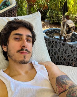 Felipe Castanhari Instagram - Aos poucos o brilho vai voltando ✨

Eu não sou muito de compartilhar minha vida pessoal porque acredito que vocês me sigam muito mais pelo meu conteúdo, mas a verdade é que estive muito doente nos últimos anos, por isso a diminuição nos videos e posts… não vou mentir, foi muito difícil, principalmente porque eu não me reconhecia mais, me arrastava para fazer as tarefas mais simples, e o pior, ainda estava sendo negligente com pessoas que eu amo. Bem, aos poucos estou retomando minha vida, cuidando da minha alimentação, corpo e principalmente da minha mente com ajuda da terapia. Resumindo, se você gosta de mim ou do meu conteúdo, saiba que finalmente estou saindo desse buraco que eu mesmo cavei ❤️

Uma consequência direta da minha melhora é o Canal Nostalgia, que também vai voltar com tudo no Youtube esse ano🔥
Estamos produzindo um documentário sobre a Guerra da Coreia, e também um novo projeto que vai misturar animação, história e o nosso amado @guilhermebriggs. Além disso, finalmente vou conseguir trazer a vida o meu desenho animado, um projeto que venho desenvolvendo ha dois anos e que não vejo a hora de mostrar para vocês. É isso, vamos pra cima e obrigado todos que torcem por mim, vocês também são responsáveis pela minha recuperação 👃🏻👊🏻