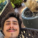 Felipe Castanhari Instagram – Aos poucos o brilho vai voltando ✨

Eu não sou muito de compartilhar minha vida pessoal porque acredito que vocês me sigam muito mais pelo meu conteúdo, mas a verdade é que estive muito doente nos últimos anos, por isso a diminuição nos videos e posts… não vou mentir, foi muito difícil, principalmente porque eu não me reconhecia mais, me arrastava para fazer as tarefas mais simples, e o pior, ainda estava sendo negligente com pessoas que eu amo. Bem, aos poucos estou retomando minha vida, cuidando da minha alimentação, corpo e principalmente da minha mente com ajuda da terapia. Resumindo, se você gosta de mim ou do meu conteúdo, saiba que finalmente estou saindo desse buraco que eu mesmo cavei ❤️

Uma consequência direta da minha melhora é o Canal Nostalgia, que também vai voltar com tudo no Youtube esse ano🔥
Estamos produzindo um documentário sobre a Guerra da Coreia, e também um novo projeto que vai misturar animação, história e o nosso amado @guilhermebriggs. Além disso, finalmente vou conseguir trazer a vida o meu desenho animado, um projeto que venho desenvolvendo ha dois anos e que não vejo a hora de mostrar para vocês. É isso, vamos pra cima e obrigado todos que torcem por mim, vocês também são responsáveis pela minha recuperação 👃🏻👊🏻
