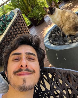 Felipe Castanhari Instagram - Aos poucos o brilho vai voltando ✨

Eu não sou muito de compartilhar minha vida pessoal porque acredito que vocês me sigam muito mais pelo meu conteúdo, mas a verdade é que estive muito doente nos últimos anos, por isso a diminuição nos videos e posts… não vou mentir, foi muito difícil, principalmente porque eu não me reconhecia mais, me arrastava para fazer as tarefas mais simples, e o pior, ainda estava sendo negligente com pessoas que eu amo. Bem, aos poucos estou retomando minha vida, cuidando da minha alimentação, corpo e principalmente da minha mente com ajuda da terapia. Resumindo, se você gosta de mim ou do meu conteúdo, saiba que finalmente estou saindo desse buraco que eu mesmo cavei ❤️

Uma consequência direta da minha melhora é o Canal Nostalgia, que também vai voltar com tudo no Youtube esse ano🔥
Estamos produzindo um documentário sobre a Guerra da Coreia, e também um novo projeto que vai misturar animação, história e o nosso amado @guilhermebriggs. Além disso, finalmente vou conseguir trazer a vida o meu desenho animado, um projeto que venho desenvolvendo ha dois anos e que não vejo a hora de mostrar para vocês. É isso, vamos pra cima e obrigado todos que torcem por mim, vocês também são responsáveis pela minha recuperação 👃🏻👊🏻