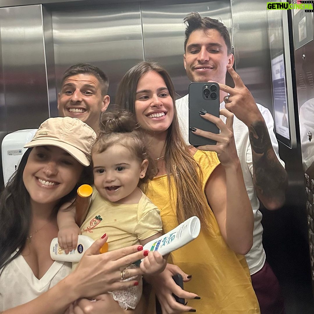 Felipe Prior Instagram - Domingão em família . Sol e piscina São Paulo, Brazil