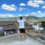 Felipe Prior Instagram - Eu vi gente falando que eu tenho dinheiro, porque sou playboy , porque isso… porque aquilo . Minha resposta pra muita gente que fala besteira . Eu trabalho pra caramba. Abri mão de muita coisa na minha vida , viagens , baladas , muito Danone pra chegar onde estou chegando. Ahhh e por causa de BBB, meu 🥚. Com 17 anos eu já guardava meu dinheiro pra isso. Eu ver essas quatro casas com essa vista pra pedra de atibaia , onde eu comecei a minha vida na construção . Isso só me dá mais força e sei que estou no caminho certo. Lembrando essas casas estão à venda . Informações: +55 11 95894-3441 - falar com responsável Localização privilegiada. Valores a partir de R$ 950.000 Aceita financiamento e permuta dependendo do que vier Atibaia, Sao Paulo, Brazil