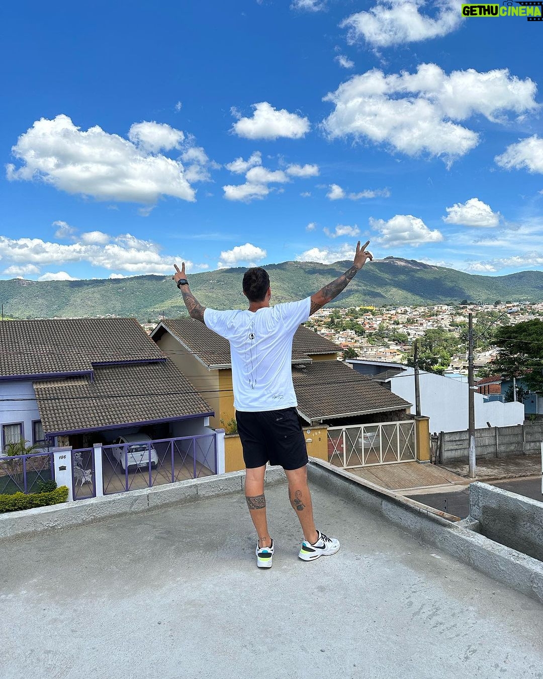 Felipe Prior Instagram - Eu vi gente falando que eu tenho dinheiro, porque sou playboy , porque isso… porque aquilo . Minha resposta pra muita gente que fala besteira . Eu trabalho pra caramba. Abri mão de muita coisa na minha vida , viagens , baladas , muito Danone pra chegar onde estou chegando. Ahhh e por causa de BBB, meu 🥚. Com 17 anos eu já guardava meu dinheiro pra isso. Eu ver essas quatro casas com essa vista pra pedra de atibaia , onde eu comecei a minha vida na construção . Isso só me dá mais força e sei que estou no caminho certo. Lembrando essas casas estão à venda . Informações: +55 11 95894-3441 - falar com responsável Localização privilegiada. Valores a partir de R$ 950.000 Aceita financiamento e permuta dependendo do que vier Atibaia, Sao Paulo, Brazil