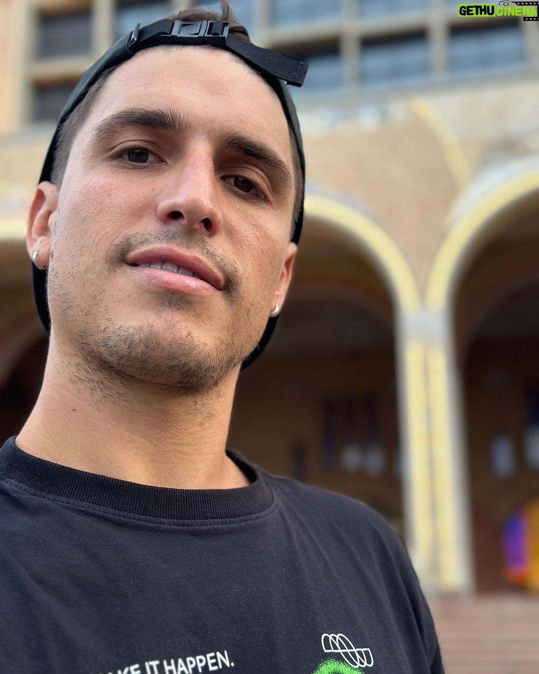 Felipe Prior Instagram - Todos os dias antes de dormir eu peço a nossa senhora por saúde e muita paz para minha família e amigos. Muita saúde e felicidade . Que eu esteja cercado de pessoas do bem. E hoje eu vim pessoalmente pedir tudo isso cada vez mais na minha vida e agradecer pelo principal. Ter saúde. Obstáculos servem para evolução e com sabedoria e muita fé a gente ultrapassa . Nossa senhora passe esse recado para seu filho Jesus. E me ilumine cada vez mais. 🙏🏼🙏🏼⛪️ Santuário Nacional de Aparecida