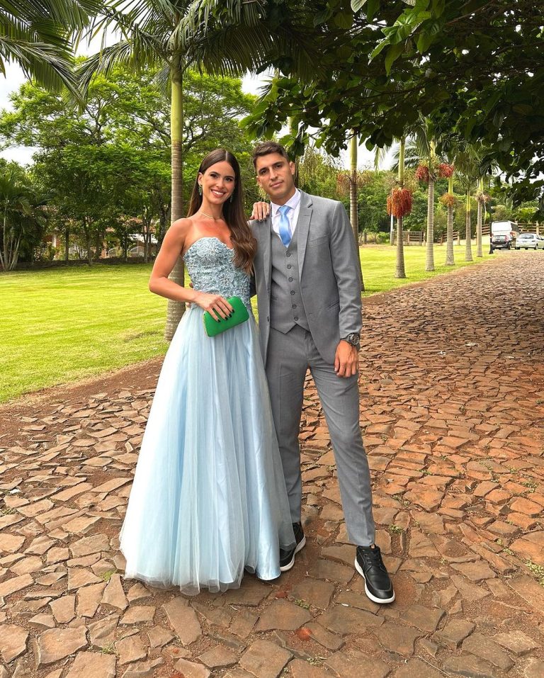 Felipe Prior Instagram - Mais uma missão concluída, dessa vez padrinho e madrinha. Obrigada @newstarfashion pela minha roupa e da minha namorada, estávamos muito chics! Foz do Iguaçu