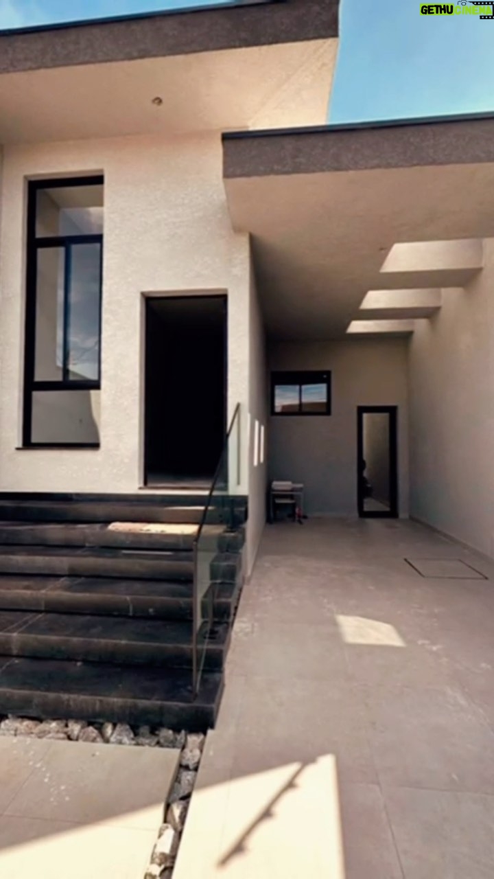 Felipe Prior Instagram - Galera seguinte oportunidade pra quem quer morar em atibaia. Considerada uma das cidades mais seguras do estado de São Paulo. Vale ressaltar o clima que é perfeito. Essa casa tem 150 m2 de área construída com 3 dormitórios sendo uma suíte. Banheiros bem amplos. Também contém ofurô na área de churrasqueira completa. Cozinha integrada com sala de jantar, lavabo e dispensa. 2 vagas de carro Os diferenciais da casa são: *Infra estrutura de ar na casa *infra estrutura de Agua quente *deck plástico no ofurô *pedras preto são Gabriel escovado * painel ripado com portas invisíveis * piso porcelanato na casa toda * cerca elétrica já instalada Excelente oportunidade de compra. Valor R$ 950.000 Documentação pronta pro financiamento. Agende sua visita : consultor telefone- +55 11 95894-3441 Atibaia, Sao Paulo, Brazil