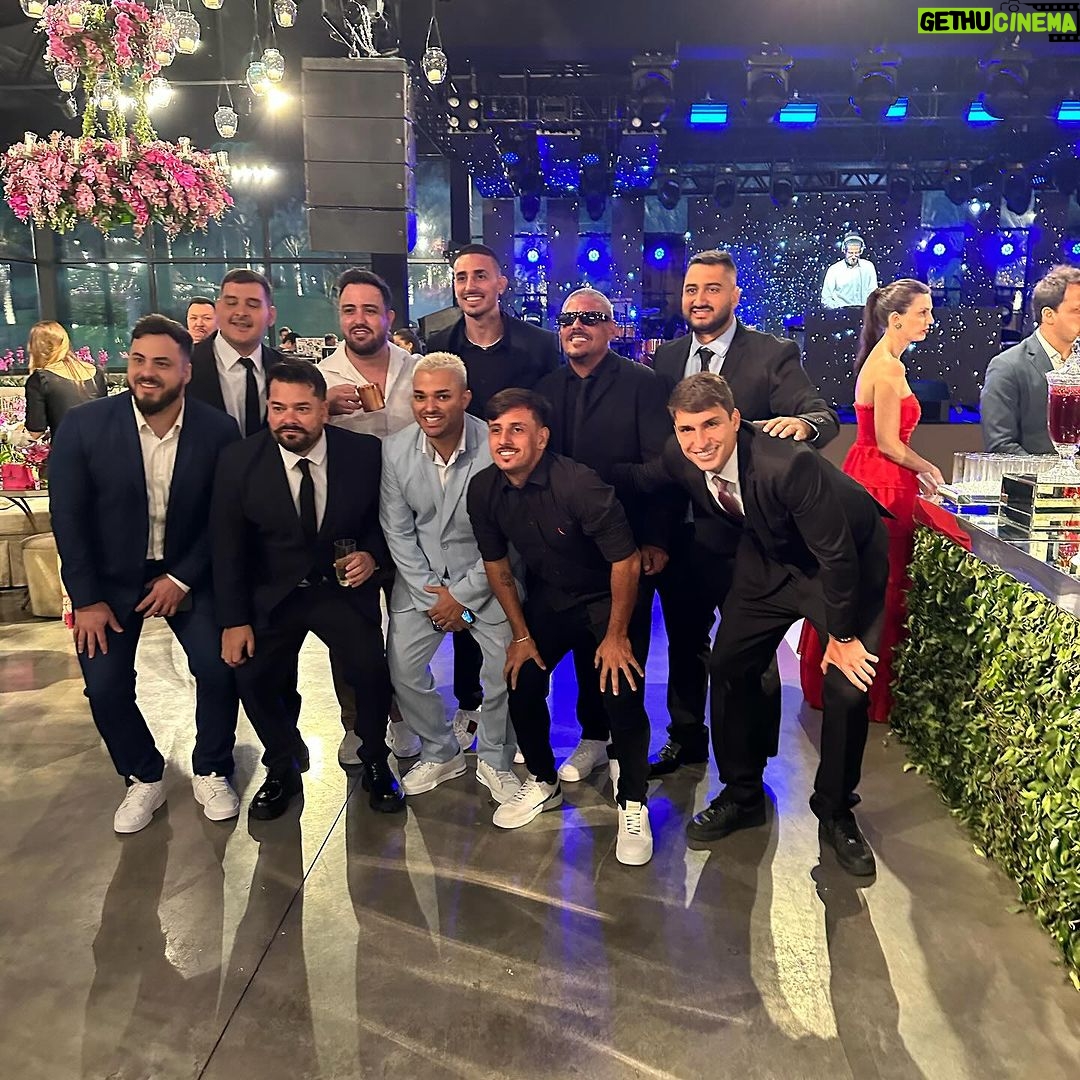 Felipe Prior Instagram - Casamento com a gata e amigos