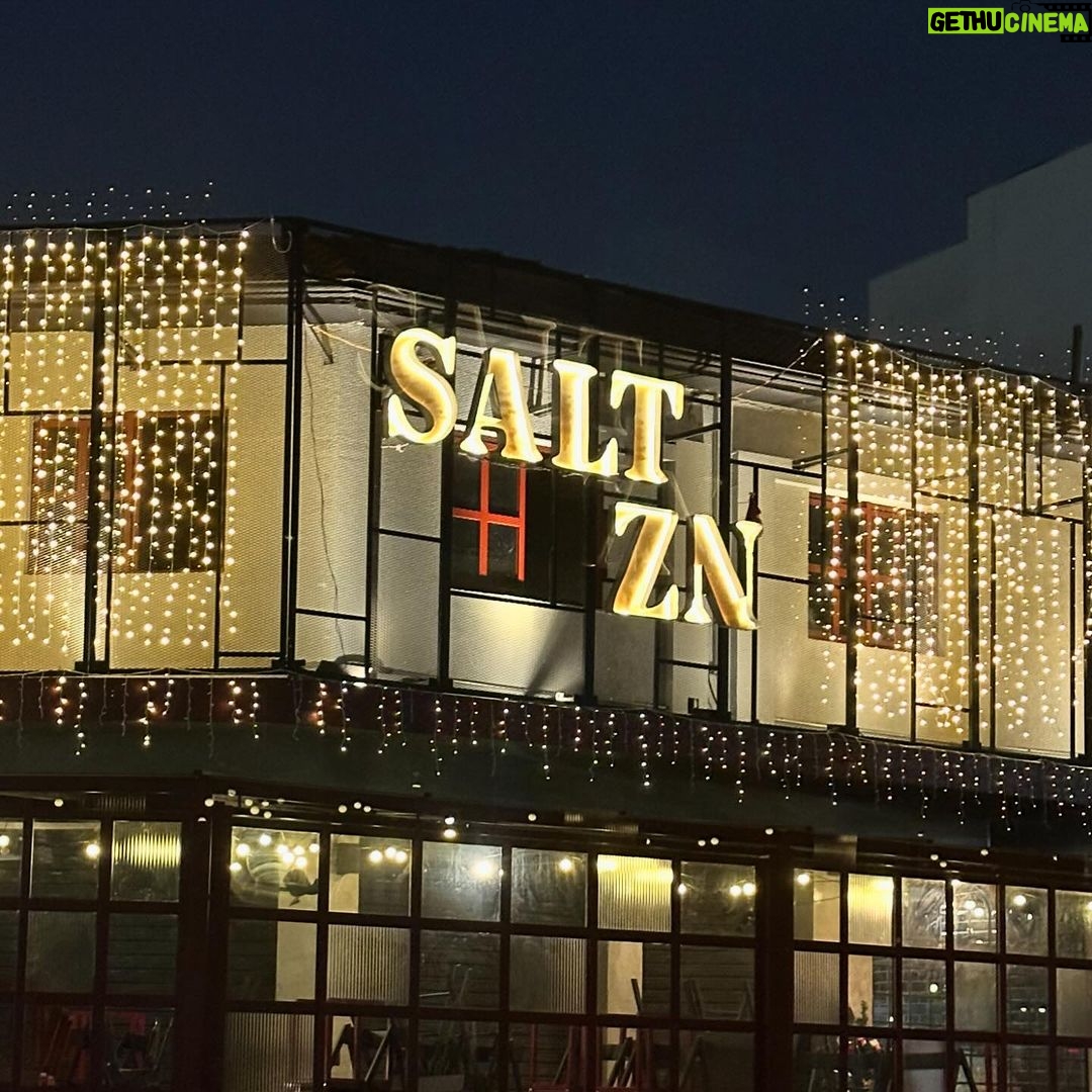 Felipe Prior Instagram - O natal aqui na @salt.zn01 já esta bem iluminado. E dessa vez o eletricista foi eu . 🔦🔆🎅🎄 - fazia tempo que não Montana uma árvore de natal, então resolvi fazer uma fachada de natal. Venha tirar uma foto também. SALT ZN