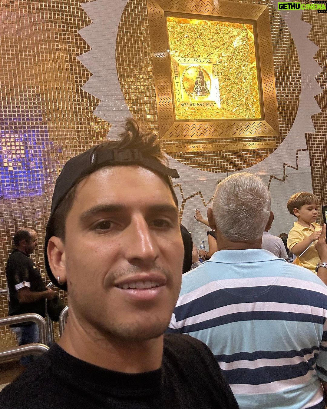 Felipe Prior Instagram - Todos os dias antes de dormir eu peço a nossa senhora por saúde e muita paz para minha família e amigos. Muita saúde e felicidade . Que eu esteja cercado de pessoas do bem. E hoje eu vim pessoalmente pedir tudo isso cada vez mais na minha vida e agradecer pelo principal. Ter saúde. Obstáculos servem para evolução e com sabedoria e muita fé a gente ultrapassa . Nossa senhora passe esse recado para seu filho Jesus. E me ilumine cada vez mais. 🙏🏼🙏🏼⛪️ Santuário Nacional de Aparecida