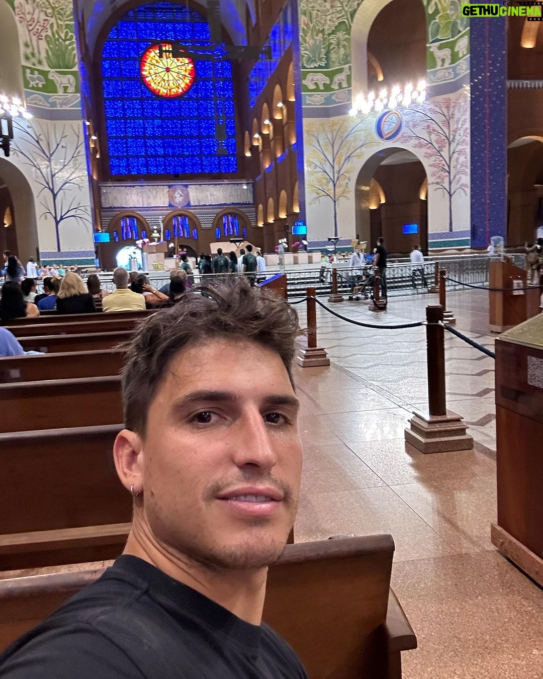 Felipe Prior Instagram - Todos os dias antes de dormir eu peço a nossa senhora por saúde e muita paz para minha família e amigos. Muita saúde e felicidade . Que eu esteja cercado de pessoas do bem. E hoje eu vim pessoalmente pedir tudo isso cada vez mais na minha vida e agradecer pelo principal. Ter saúde. Obstáculos servem para evolução e com sabedoria e muita fé a gente ultrapassa . Nossa senhora passe esse recado para seu filho Jesus. E me ilumine cada vez mais. 🙏🏼🙏🏼⛪️ Santuário Nacional de Aparecida