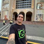 Felipe Prior Instagram - Todos os dias antes de dormir eu peço a nossa senhora por saúde e muita paz para minha família e amigos. Muita saúde e felicidade . Que eu esteja cercado de pessoas do bem. E hoje eu vim pessoalmente pedir tudo isso cada vez mais na minha vida e agradecer pelo principal. Ter saúde. Obstáculos servem para evolução e com sabedoria e muita fé a gente ultrapassa . Nossa senhora passe esse recado para seu filho Jesus. E me ilumine cada vez mais. 🙏🏼🙏🏼⛪️ Santuário Nacional de Aparecida