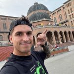 Felipe Prior Instagram - Todos os dias antes de dormir eu peço a nossa senhora por saúde e muita paz para minha família e amigos. Muita saúde e felicidade . Que eu esteja cercado de pessoas do bem. E hoje eu vim pessoalmente pedir tudo isso cada vez mais na minha vida e agradecer pelo principal. Ter saúde. Obstáculos servem para evolução e com sabedoria e muita fé a gente ultrapassa . Nossa senhora passe esse recado para seu filho Jesus. E me ilumine cada vez mais. 🙏🏼🙏🏼⛪️ Santuário Nacional de Aparecida