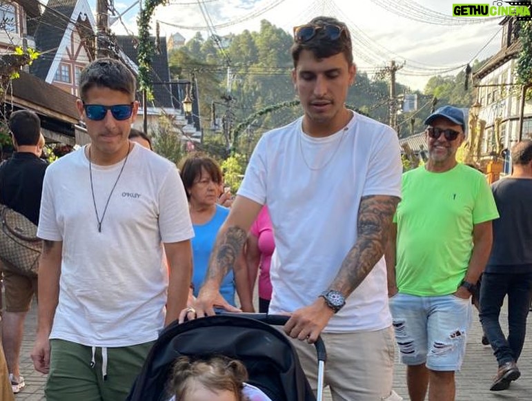 Felipe Prior Instagram - Final de semana em família. Aniversário do meu pai. Com pessoas que realmente são a base de tudo. 😍😍🥰🥰 Parque Capivari - Campos do Jordão