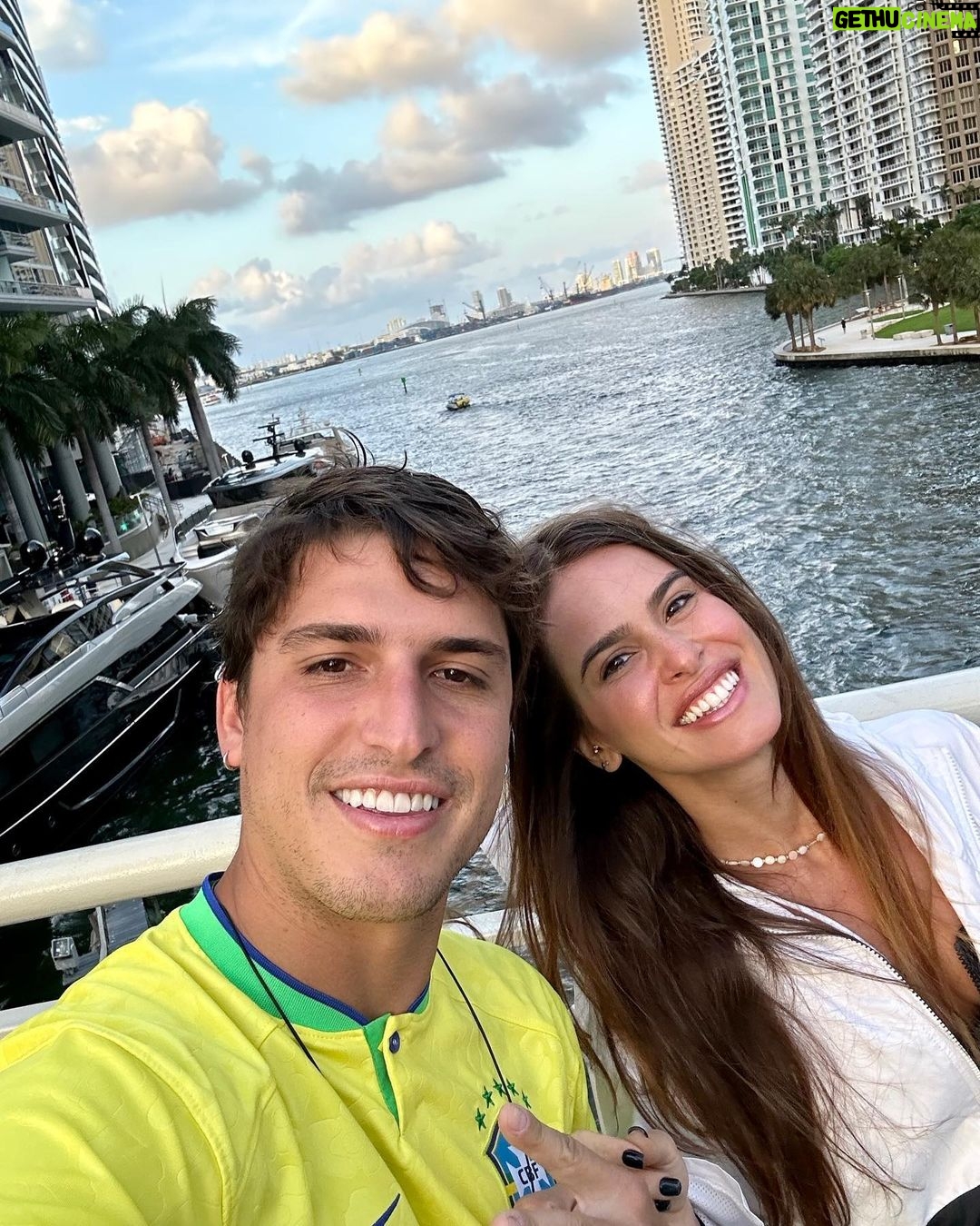 Felipe Prior Instagram - Estava aqui vendo a galeria do meu celular e ainda sem acreditar que fui ver os jogos finals da NBA, conheci o gigante @jalenjdubwilliams, curti demais o passeio na Universal Studios, sem esquecer do zoológico 😝. Cara só gratidão por viver tudo isso, viajar é muito bom, viver essas experiências é animal. Na dúvida postei algumas fotos e semana que vem posto mais, é noix. ⚡️ Orlando