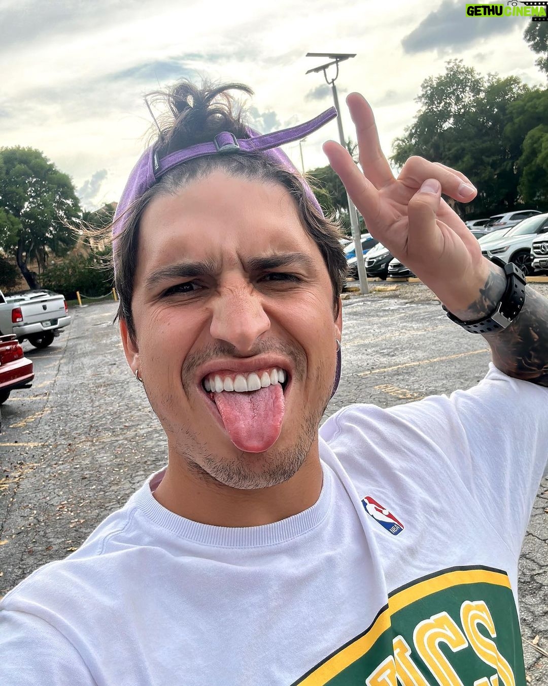 Felipe Prior Instagram - Estava aqui vendo a galeria do meu celular e ainda sem acreditar que fui ver os jogos finals da NBA, conheci o gigante @jalenjdubwilliams, curti demais o passeio na Universal Studios, sem esquecer do zoológico 😝. Cara só gratidão por viver tudo isso, viajar é muito bom, viver essas experiências é animal. Na dúvida postei algumas fotos e semana que vem posto mais, é noix. ⚡️ Orlando