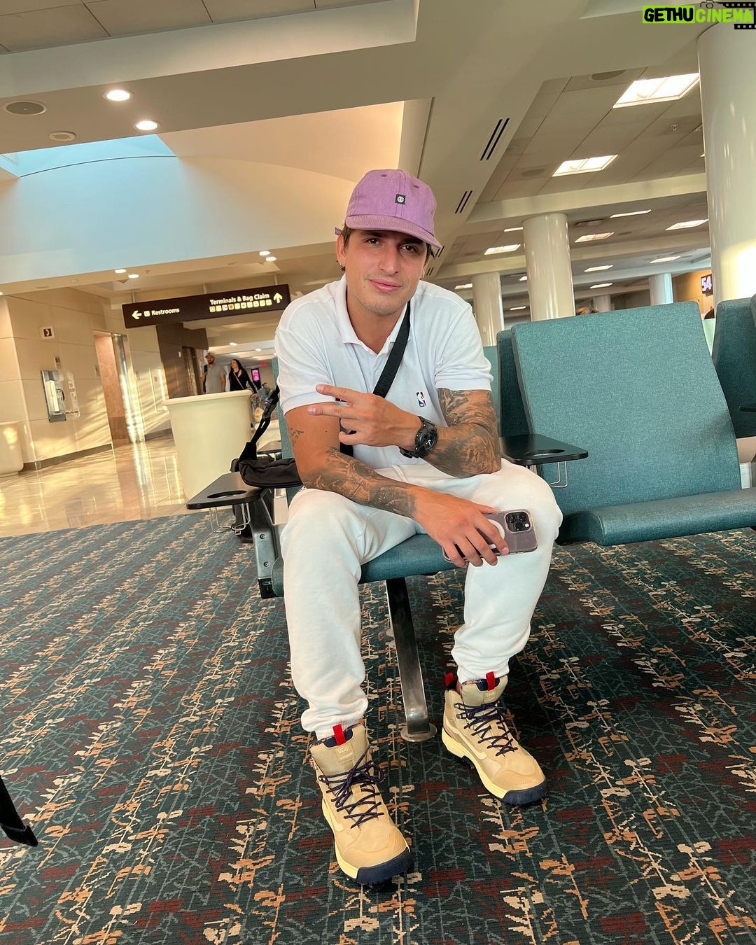 Felipe Prior Instagram - Viajar é bom demais!!! Volto renovado, com novas ideias e projetos. Bora trabalhar y trabalhar porque o tempo não para.✌️