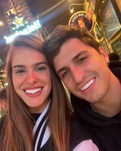 Felipe Prior Instagram - Dos stories para o feed. Curtindo o fds no boteco com minha gata.