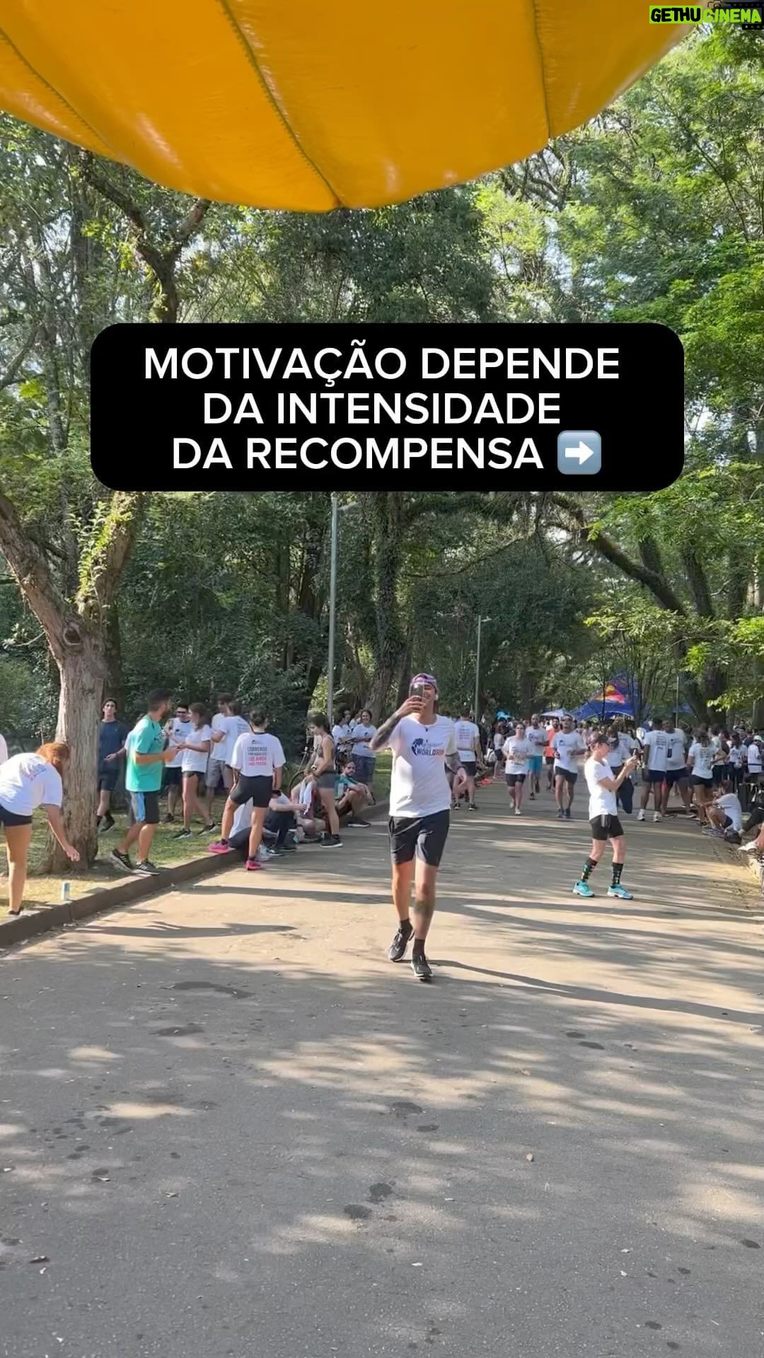 Felipe Prior Instagram - Sou movido a desafios e recompensa. Mais uma meta batida com sucesso e a comemoração óbvio com o meu danone e a minha coach de corrida 😄 @jessicacastrosc