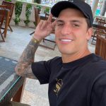 Felipe Prior Instagram - Daqui a pouco tem o melhor show no aniversário da @cbproducoes dos meus irmãozinhos @caio_bocao @ramoscaique Fui . Agradecer o @royalpalmplazaresort Pela recepção . Baita resort é muito 🍺🍺 Caraca sou bonito em hahahah Royal Palm Plaza