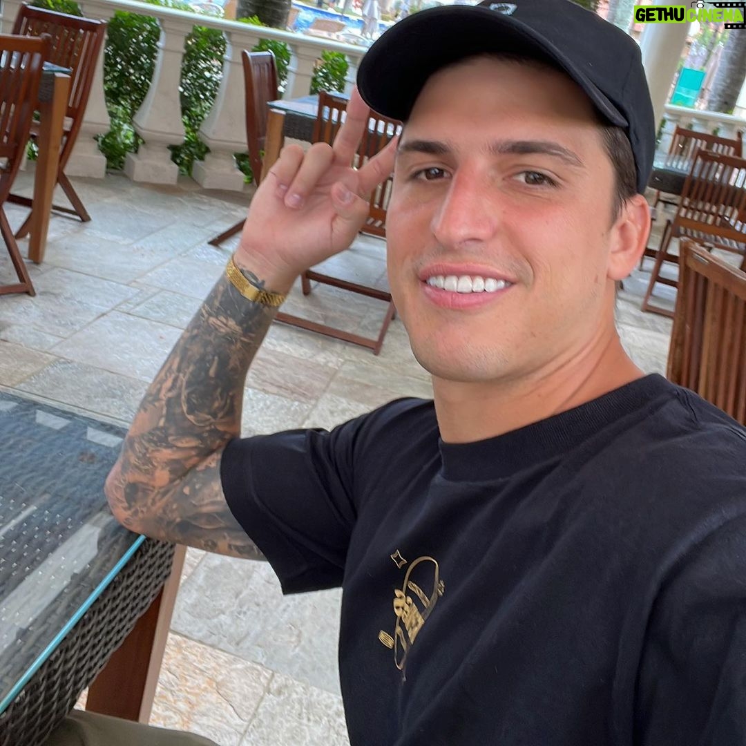 Felipe Prior Instagram - Daqui a pouco tem o melhor show no aniversário da @cbproducoes dos meus irmãozinhos @caio_bocao @ramoscaique Fui . Agradecer o @royalpalmplazaresort Pela recepção . Baita resort é muito 🍺🍺 Caraca sou bonito em hahahah Royal Palm Plaza